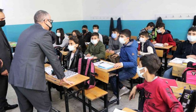 Kayapınarlı Öğrencilerden Kaymakam Koç’a Sevgi Gösterisi