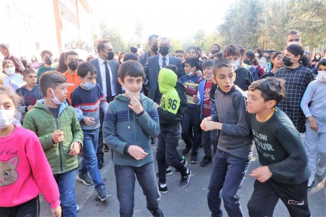 Kayapınarlı Öğrencilerden Kaymakam Koç’a Sevgi Gösterisi