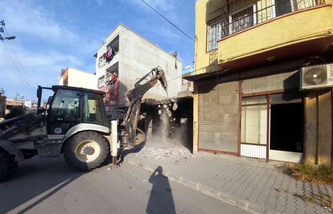 Akdeniz’de Metruk Binaların Yıkımı Sürüyor