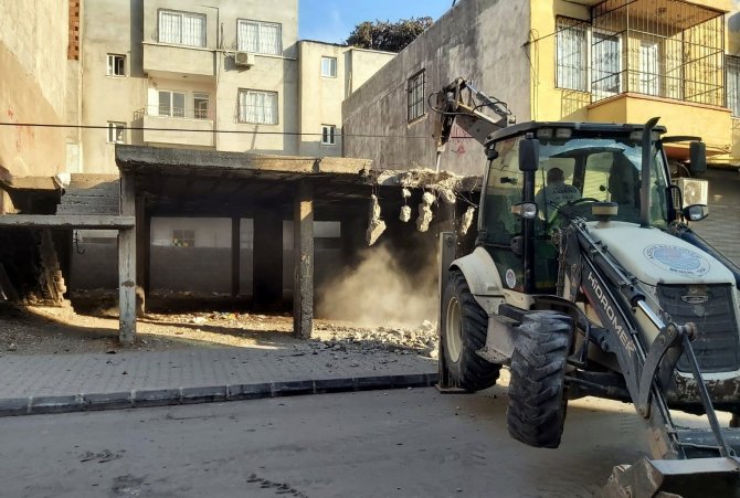 Akdeniz’de Metruk Binaların Yıkımı Sürüyor
