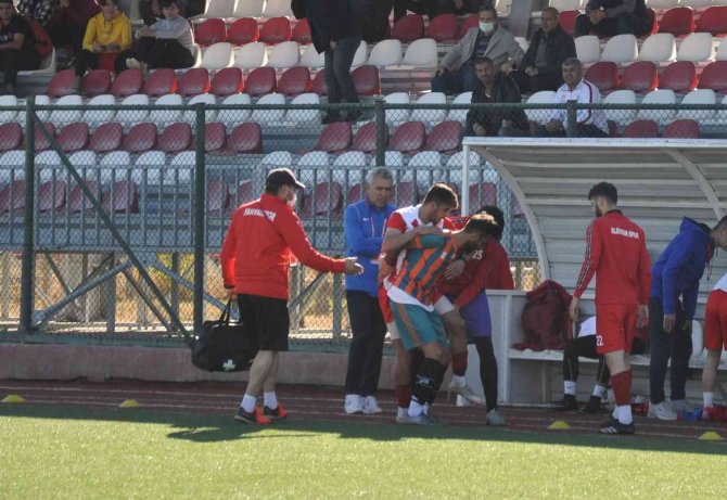 Sakatlık Geçiren Rakip Takım Oyuncusunu Sırtında Taşıdı