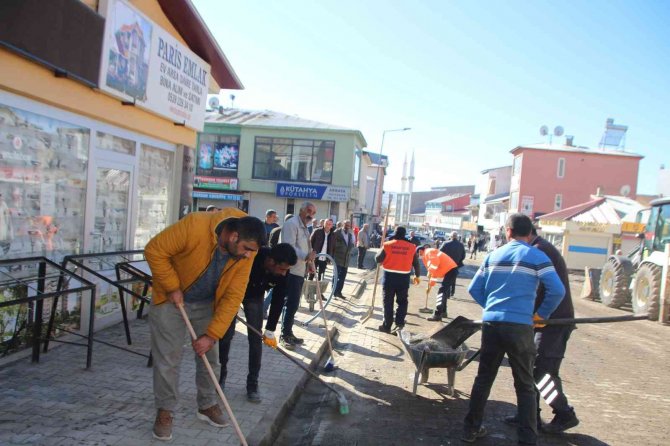 Varto’da Kilitli Parke Taşı Çalışmaları Devam Ediyor