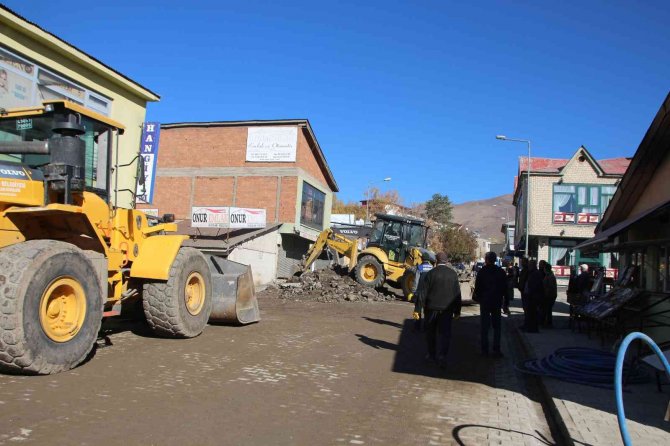 Varto’da Kilitli Parke Taşı Çalışmaları Devam Ediyor