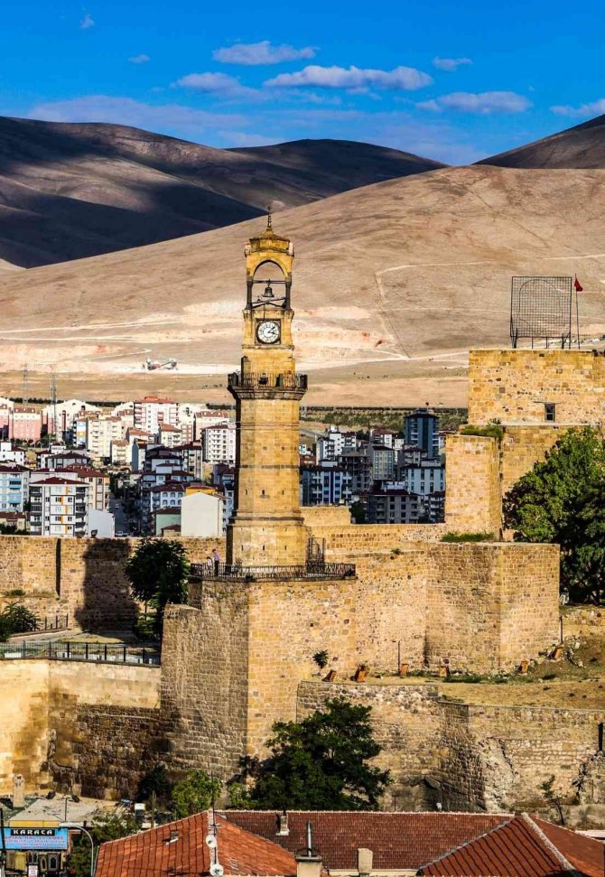 Niğde Belediyesi Saat Kulesini Tamir Ettiriyor