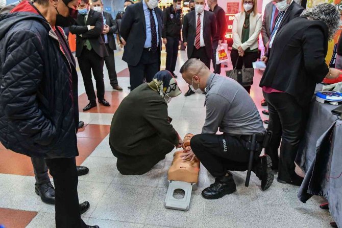 Büyükşehir’den Metro’da Kalp Krizi Geçirenlere İlk Müdahale