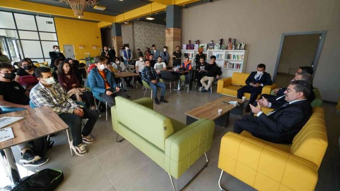 Rektör Cebeci, Öğrencilerle Buluştu