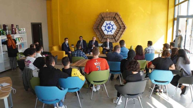 Rektör Cebeci, Öğrencilerle Buluştu