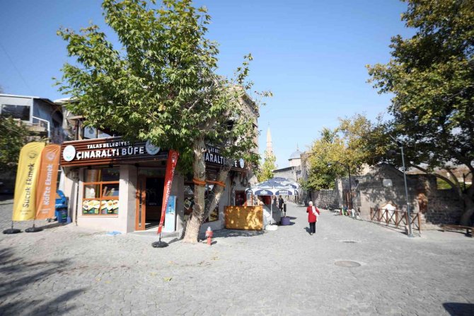 Selanik Göçmen Böreği Çınaraltı’nda Yenir