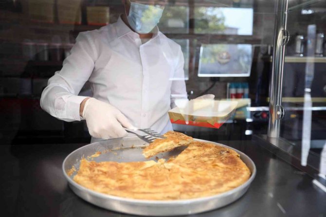 Selanik Göçmen Böreği Çınaraltı’nda Yenir