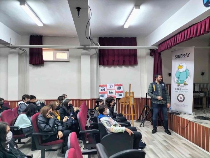 Öğrencilere, Siber Zorbalık Ve Teknoloji Bağımlığı Konusunda Eğitimi