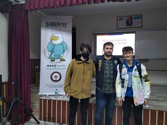 Öğrencilere, Siber Zorbalık Ve Teknoloji Bağımlığı Konusunda Eğitimi