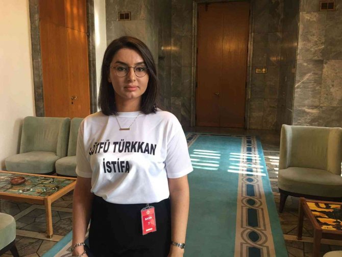 Şehit Kızından İ̇yi̇ Parti Grup Toplantı Salonu Önünde Türkkan’a Tepki