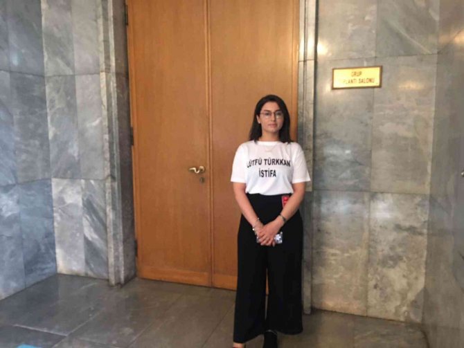 Şehit Kızından İ̇yi̇ Parti Grup Toplantı Salonu Önünde Türkkan’a Tepki