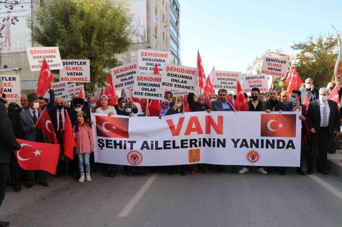 Van’da Şehit Ailelerinden Lütfü Türkkan’a Tepki