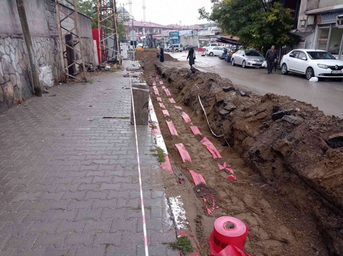 Erciş’te Elektrik Hatları Yer Altına Alınıyor