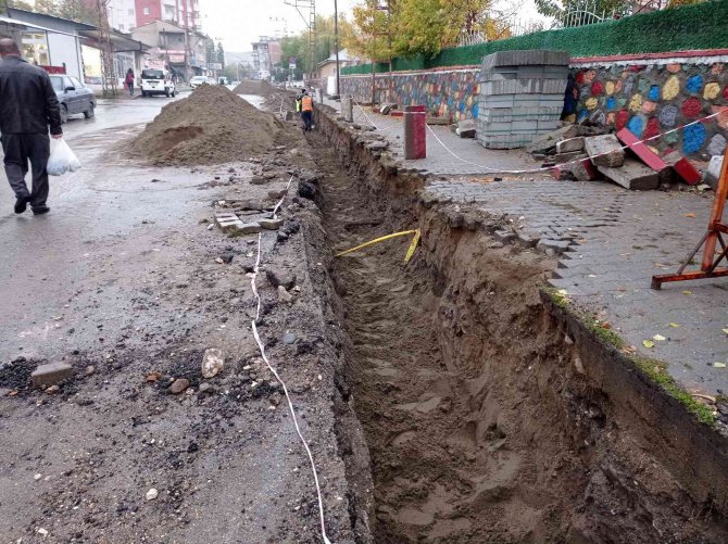 Erciş’te Elektrik Hatları Yer Altına Alınıyor