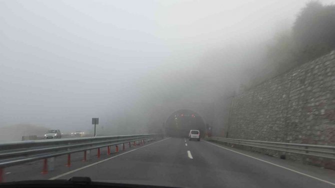 Zonguldak-ereğli Yolunda Yoğun Sis Görüş Mesafesini Düşürdü