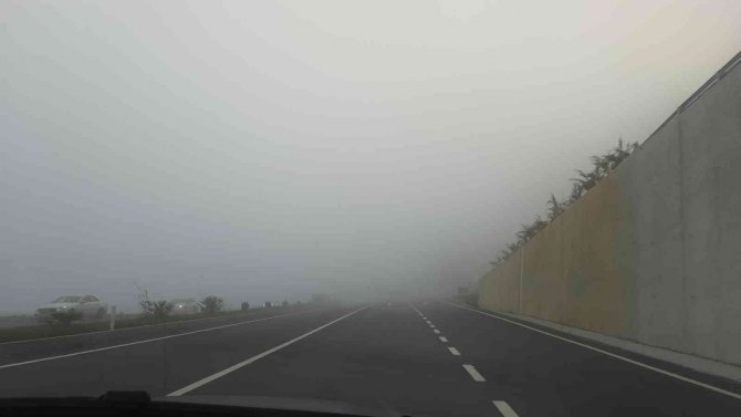 Zonguldak-ereğli Yolunda Yoğun Sis Görüş Mesafesini Düşürdü
