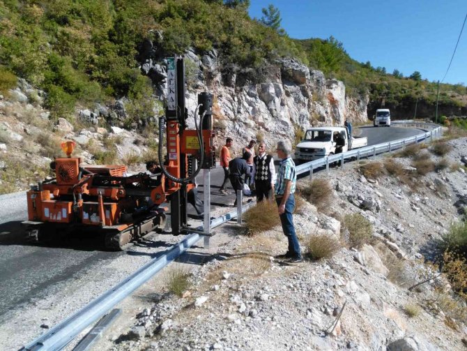 Alanya’da Virajlı Yollara Bariyerli Önlem