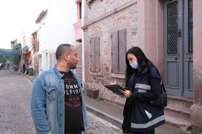 Ayvalık’ta Böyle Anket Görmeyen Vatandaş Önce Şaşırdı, Sonra Memnun Oldu
