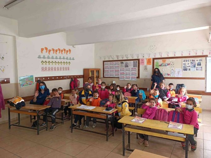 Öğrencilere İlk Yardım Dersi Verdiler