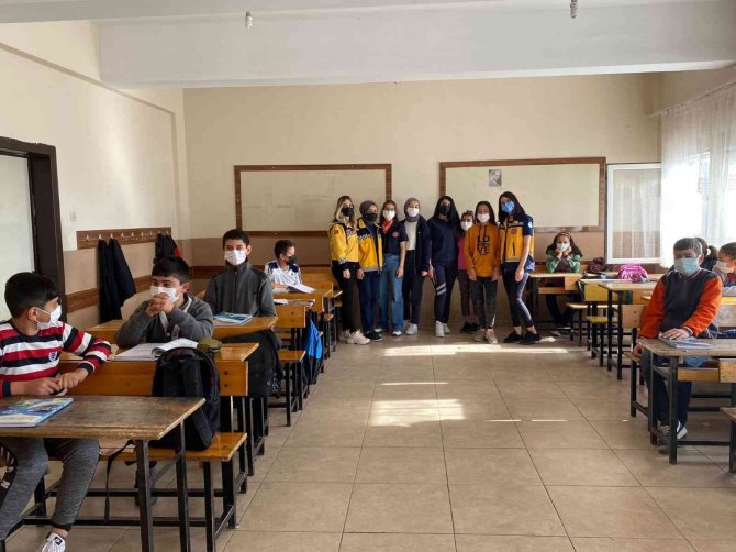 Öğrencilere İlk Yardım Dersi Verdiler