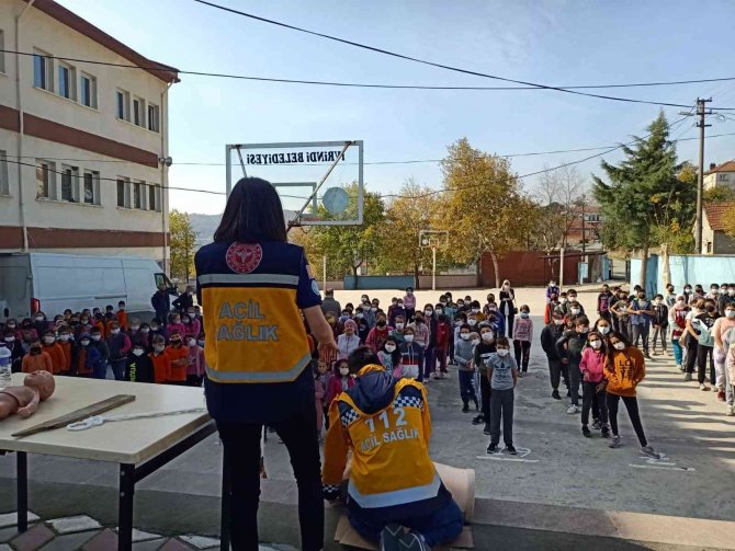 Öğrencilere İlk Yardım Dersi Verdiler