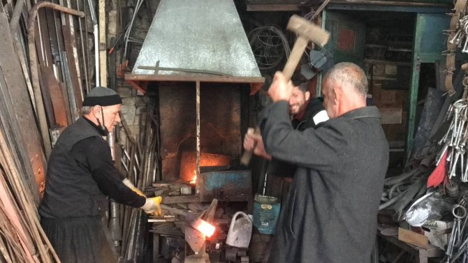 Bayburtlu Demirci Ustası Ekmeğini Çeyrek Asırdır Demir Döverek Kazanıyor