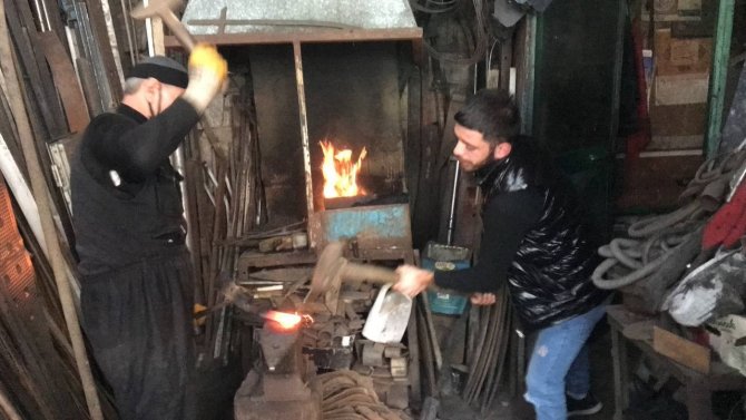 Bayburtlu Demirci Ustası Ekmeğini Çeyrek Asırdır Demir Döverek Kazanıyor