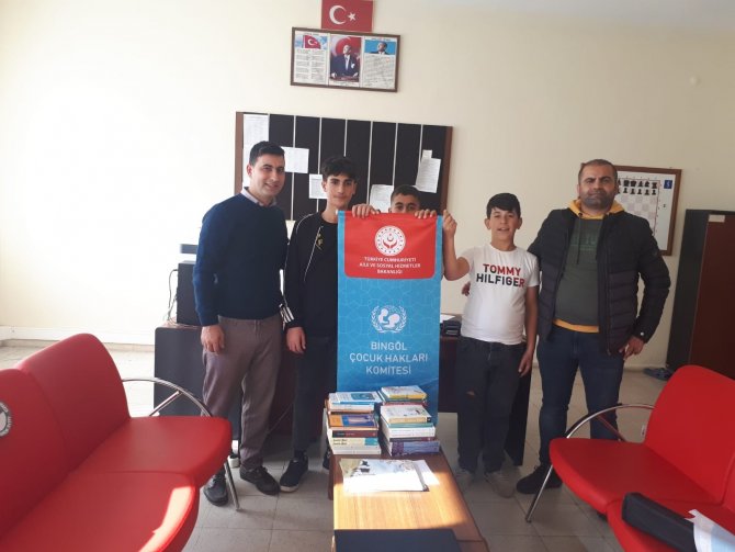 Bingöl’de Köy Okuluna Kitap Bağışı Yapıldı
