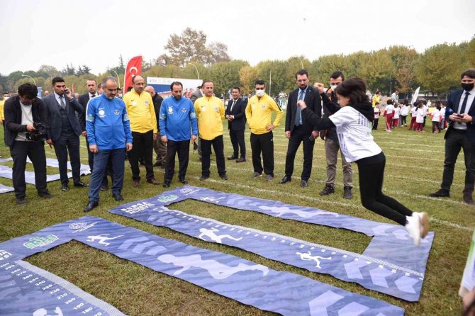 Bursa’da 250 Bin Çocuk Sahaya İniyor