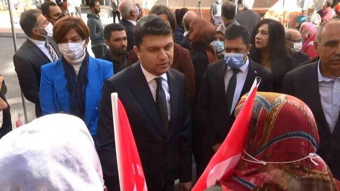Silvan Kaymakamı Öztürk, Evlat Nöbetindeki Ailelerle Bir Araya Geldi