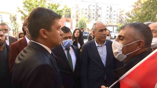 Silvan Kaymakamı Öztürk, Evlat Nöbetindeki Ailelerle Bir Araya Geldi