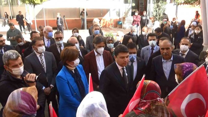 Silvan Kaymakamı Öztürk, Evlat Nöbetindeki Ailelerle Bir Araya Geldi