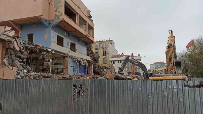 Keşan Belediyesi Eski Hizmet Binasının Yıkımı Başladı