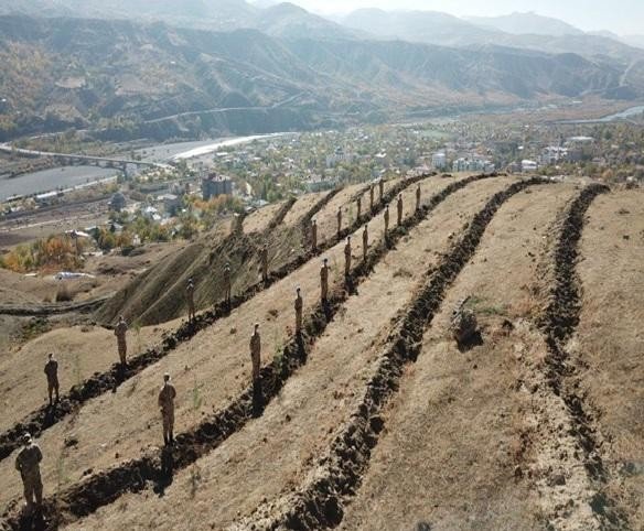 Elazığ’da Jandarma Ekipleri Bir Günde 8 Bin 300 Fidan Dikti