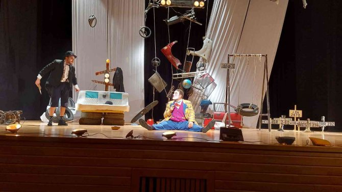 Eskişehir ‘Sui Generis Tiyatro’ Seyirciden Tam Not Aldı