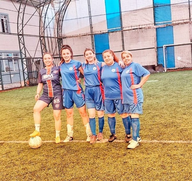 Ev Hanımları Arasında Kıran Kırana Halı Saha Futbol Maçı