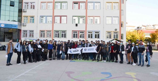 Üniversiteli Gençlerden Küçük Öğrencilere Büyük Sürpriz