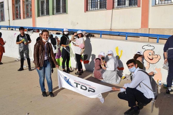 Üniversiteli Gençlerden Küçük Öğrencilere Büyük Sürpriz