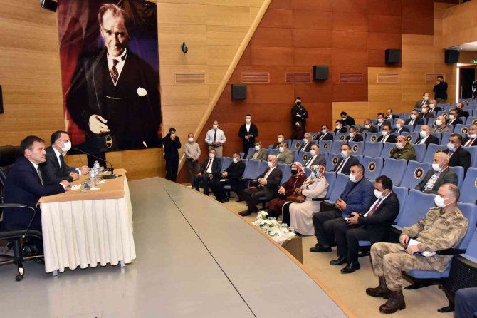 Vali Taşbilek Muhtarlarla Bir Araya Geldi