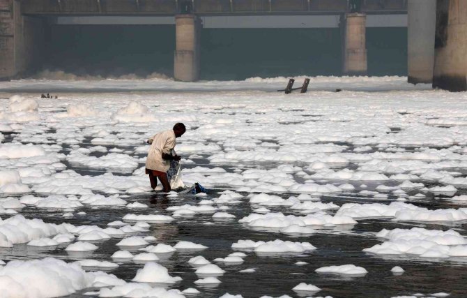 Hindistan’da Yamuna Nehri Zehirli Köpükle Kaplandı