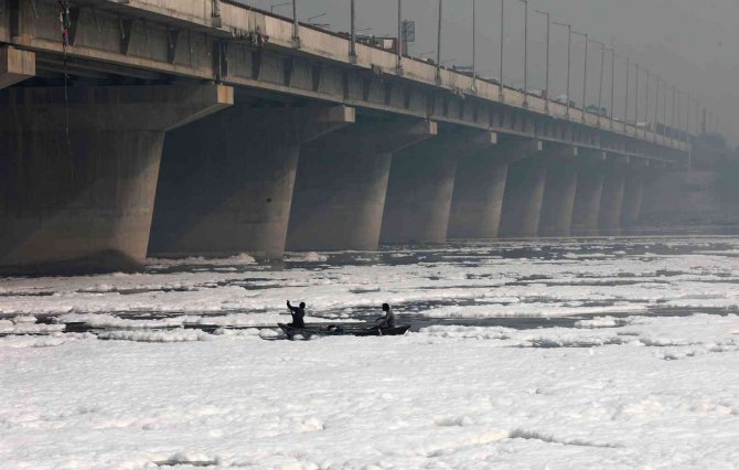 Hindistan’da Yamuna Nehri Zehirli Köpükle Kaplandı