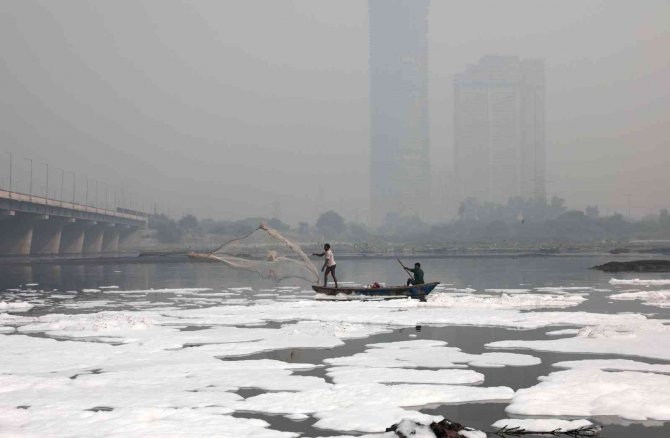 Hindistan’da Yamuna Nehri Zehirli Köpükle Kaplandı