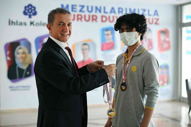 İ̇hlas Koleji Öğrencisinden Çifte Dünya Şampiyonluğu