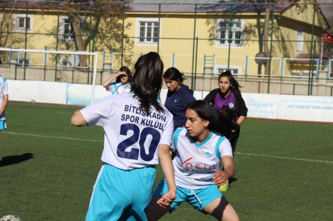 Bitlis Kadın Futbol Takımı Üst Lige Çıkmak Ter Döküyor