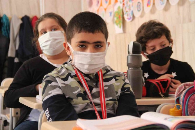 Karamanlı İlkokul Öğrencisi Katıldığı Matematik Yarışmasında Dünya Şampiyonu Oldu