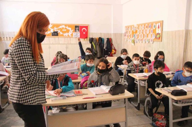 Karamanlı İlkokul Öğrencisi Katıldığı Matematik Yarışmasında Dünya Şampiyonu Oldu