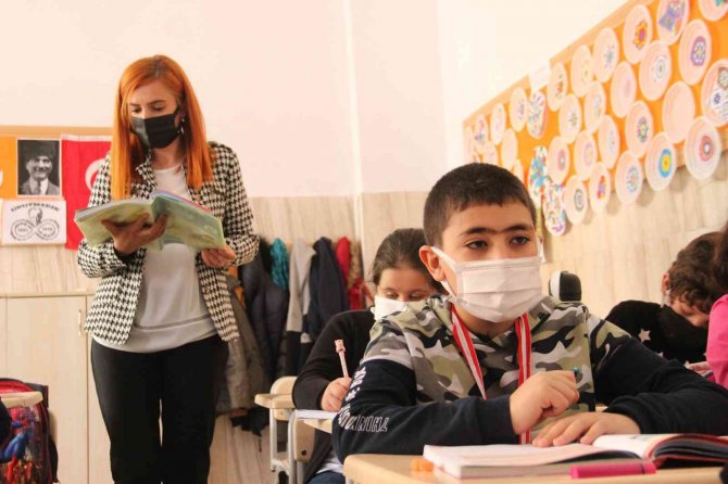 Karamanlı İlkokul Öğrencisi Katıldığı Matematik Yarışmasında Dünya Şampiyonu Oldu