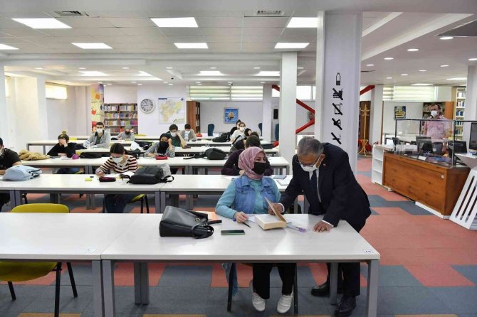Büyükşehir’in 2 Kütüphanesinde Yeni Saat Düzenlemesi